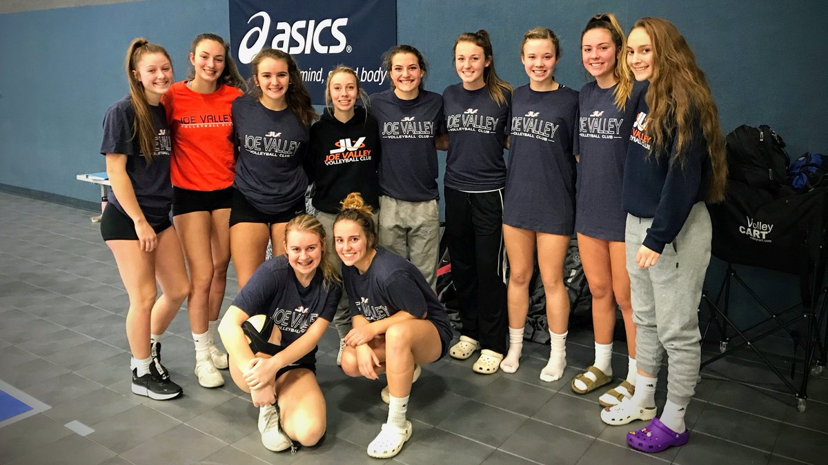 JVVC 17 Smack ended pool play today in 1st place with a record of 2-1. They took the first two matches and ended in a 3 set battle for match #3. Competing in the Gold Bracket tomorrow, 17 Smack will need to build off a first good day of play and continue to get stronger!