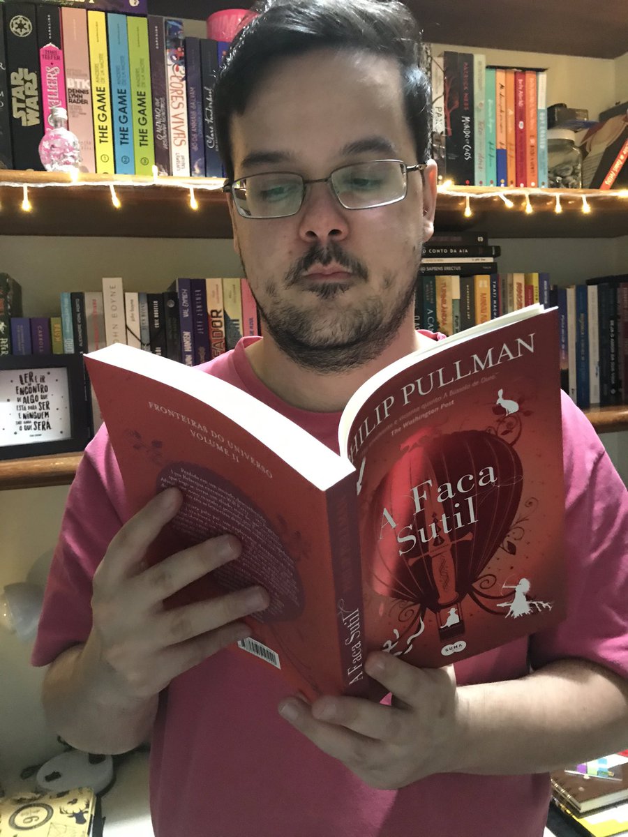 MagusPedro's tweet photo. @victoralmeidap Começando a Maratona Literária de Verão já flopando. Não li nada hoje. Mas vamos que a noite é uma criança!
#MLV2020 #afacasutil #HisDarkMaterials #philippullman #bookholic https://t.co/gShl7z99L1