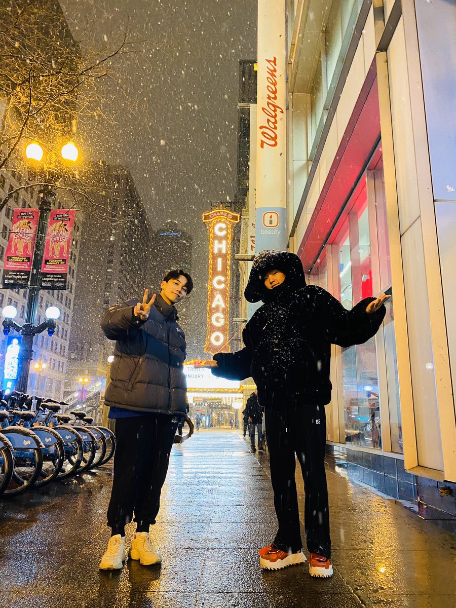 pledis_17's tweet photo. [17'S 정한] 시카고의 산책은 험난했다😭

#NowSVT https://t.co/xtWoXALmvX