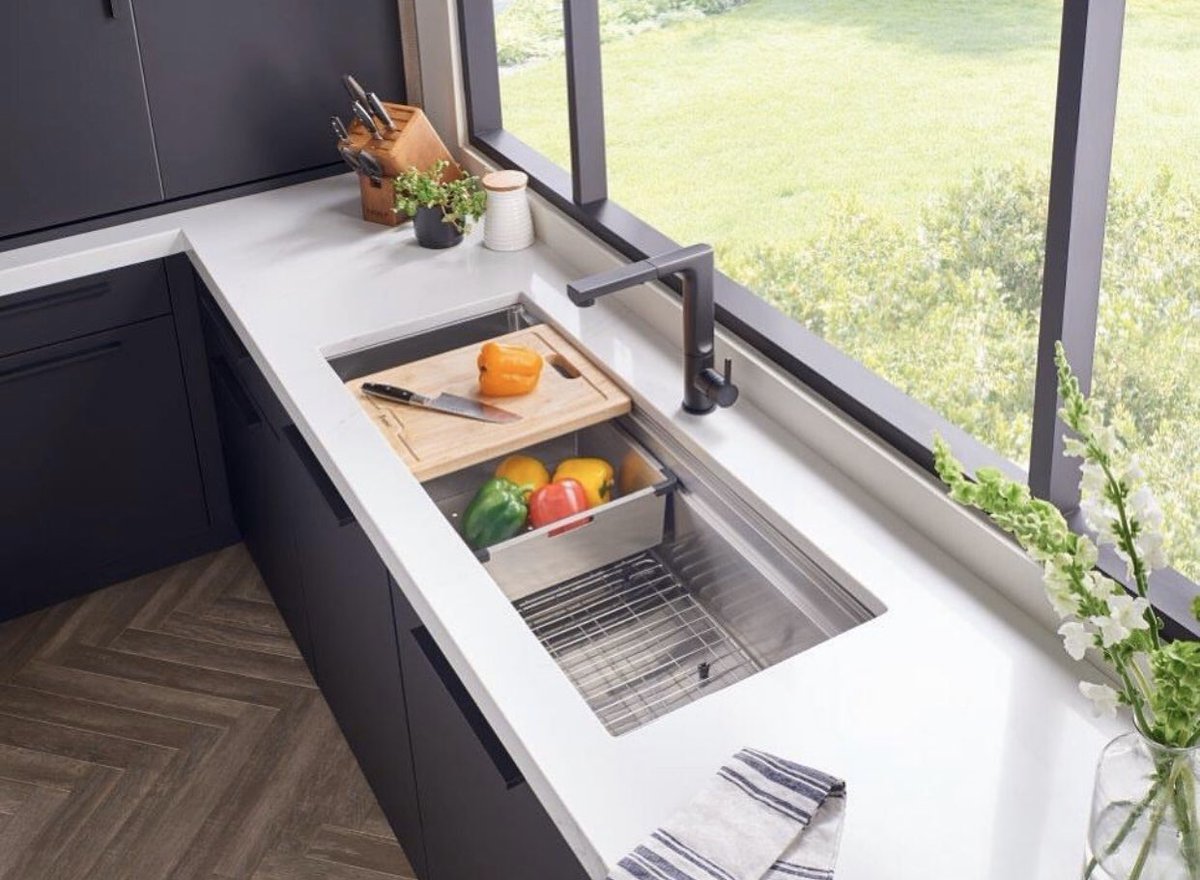 Treat your inner chef to the best workstation available! 

#Kitchenremodeling #Kitchendesign #Luxurykitchens #Luxuryhomes #kitchenremodel #luxuryhome #kitchen #faucet #kitchenfaucet #kitchensink #kitchenworkstation #workstation #luxury #luxurycabinets #plumbing #sinks