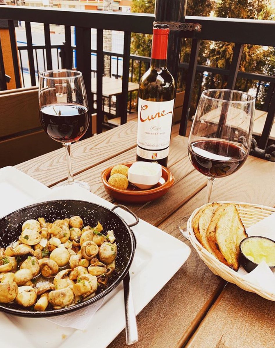 LasCanariasAB's tweet photo. 📸 Credit @renell28: Days like today have us missing #summer and our #patio 😩 Although the food and wine tastes just as good inside we’re still impatiently waiting for warmer days...
#sangria #yycrestaurants #spanishcuisine #yycfoodie #datenight #sangria #paella #yyc https://t.co/B0G81HUEKX