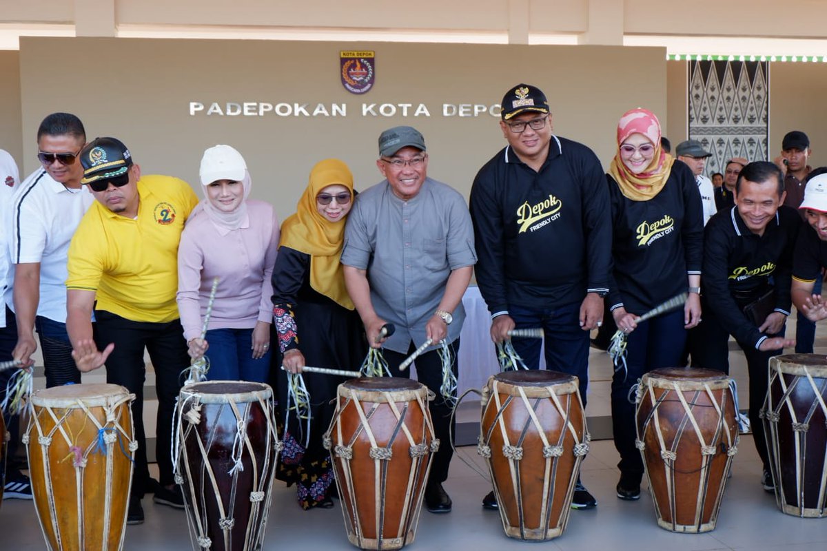 Wali Kota Depok Mohammad Idris dan Wakil Wali Kota Depok Pradi Supriatna secara simbolis meresmikan Alun-alun Kota Depok, Grand Depok City, Minggu (12/01/2020). Acara peresmian dihadiri oleh ribuan warga Kota Depok.