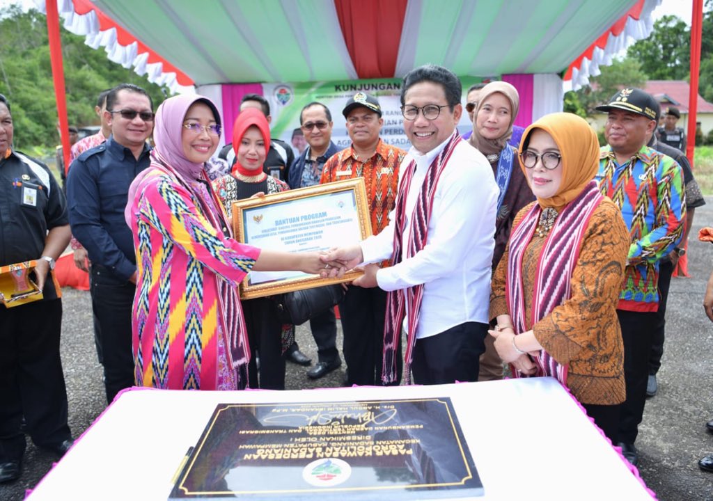 halimiskandarnu's tweet photo. Saya akan bekerjasama dengan kementrian lain agar desa-desa di Sadaniang yang belum teraliri listrik segera teraliri. Begitu pula dengan daerah-daerah yang belum terjangkau signal ponsel. https://t.co/l2j24ixe04