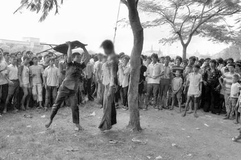 ผ่านมา 44 ปี สังคมไทยไม่เคยเอาความบอบช้ำจาก #6ตุลา19  มาเรียนรู้สักเท่าไหร่เลย
.
จากภาพฟาดเก้าอี้ สิ่งที่แตกต่าง มีเพียงแค่วัตถุเท่านั้น ที่เดิมมีเพียงแค่รอยยิ้ม แต่ตอนนี้มีการยกมือถือขึ้นมาถ่ายภาพ ก็เท่านั้นเอง แต่จิตใจไม่ได้มีการพัฒนาอะไรเลย
#วิ่งไล่ลุง #เดินเชียร์ลุง