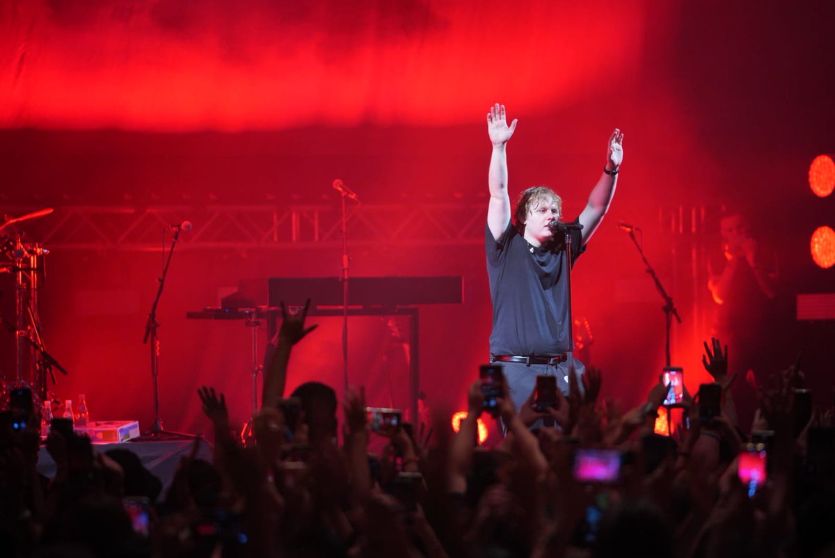 Lushington_Ent's tweet photo. 😂 What a guy! Thank you to the divinely talented, funny &amp; lovable @LewisCapaldi for the amazing show in Singapore! ✊ https://t.co/3tpvQC9zOB