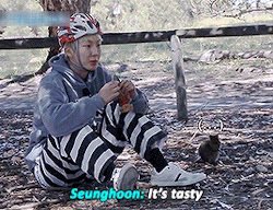 26. His unexpected and unexplainable action, random things that WE LOVE TO SEE. There are some iconic legendary moment : giving mic to random fan, fried a grapefruit, hi I’m Jessica, I don’t have a daughter. The list goes on and on  #HappySeunghoonDay  #SayMyNameSeunghoon