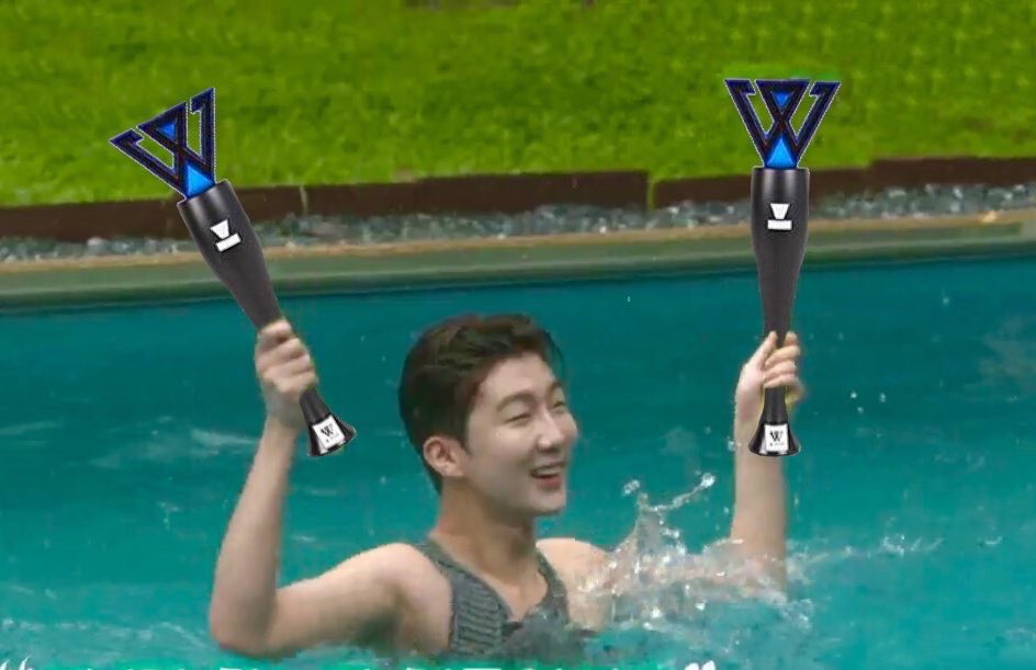 26. His unexpected and unexplainable action, random things that WE LOVE TO SEE. There are some iconic legendary moment : giving mic to random fan, fried a grapefruit, hi I’m Jessica, I don’t have a daughter. The list goes on and on  #HappySeunghoonDay  #SayMyNameSeunghoon