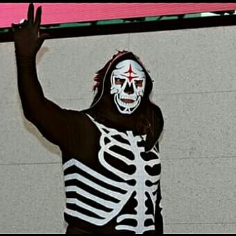 MarryTorre30's tweet photo. Fallece el Luchador Mexicano conocido como @LaParkaAAA La lucha libre se veste de luto, uno de los luchadores más emblemáticos perdió la vida a los 54 años, El gladiador se recuperaba de una lesión que sufrió el pasado 20 de octubre #luchalibre #laparka #luchador #arenacoliseo https://t.co/H9f9b9PJ9G