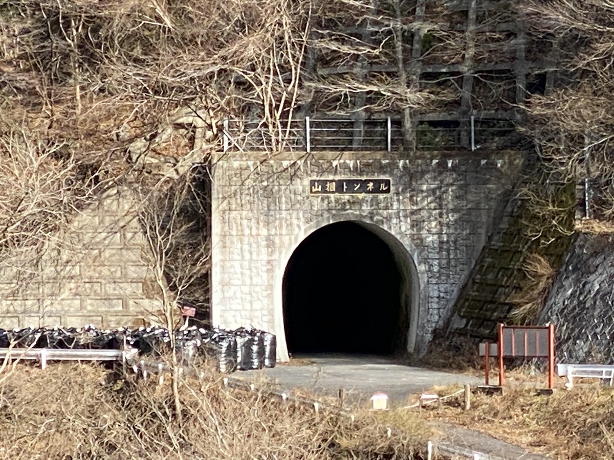 Amanonライダー 山掴トンネル は 台風被害で復旧作業中にて 通行止めで行けませんでした 遠くから見ることはできました 仮面ライダー555で 綾野剛演じる澤田が トンネルに入ったバスの中でオルフェノクに変身して乗客を襲ったところ 仮面