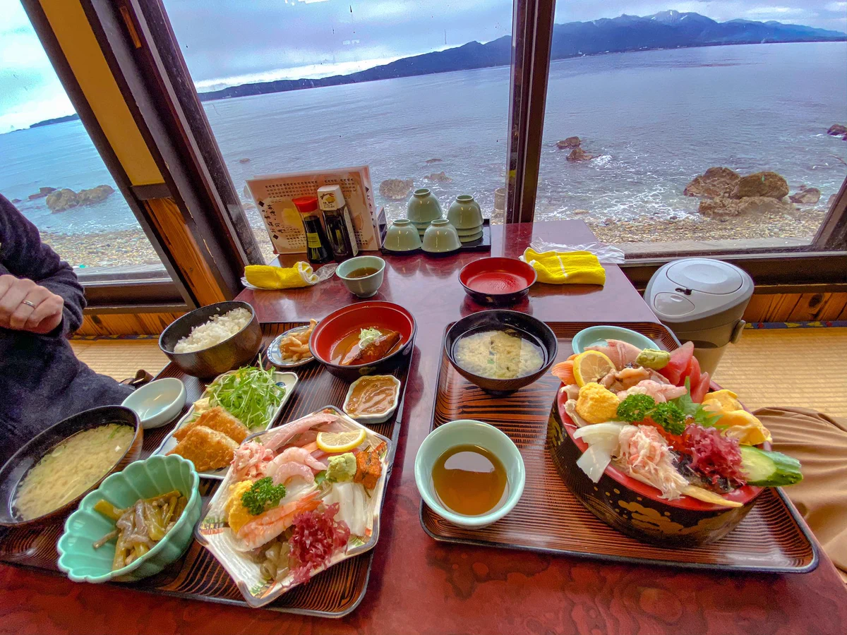 【これで2000円とかありえない】佐渡島の民宿の定食のクオリティが高過ぎる
