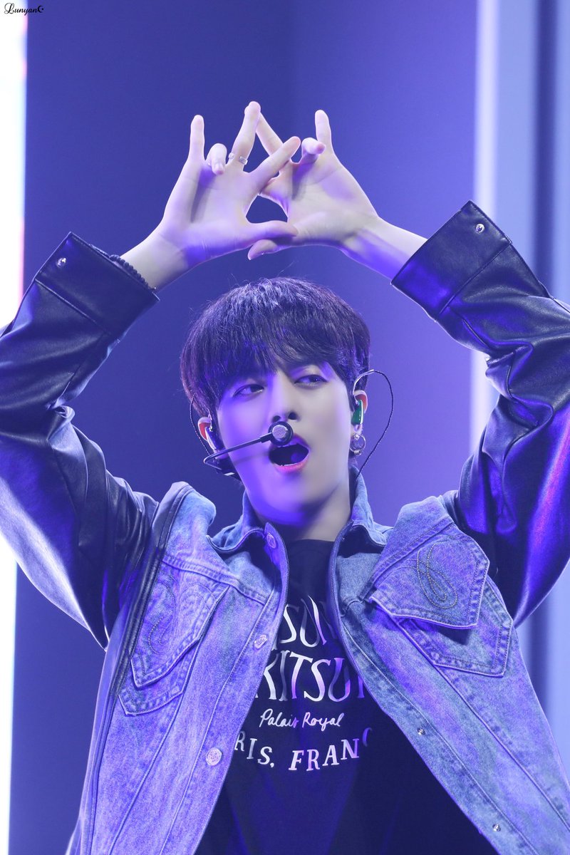 Lu_na0902's tweet photo. 200110 바닐라 스테이지 HQ

왕자님~~👑✨

#1YearWithOneus
#원어스1주년축하해

#원어스 #ONEUS #레이븐 #RAVN #レイブン #김영조 https://t.co/eOChqe88rN
