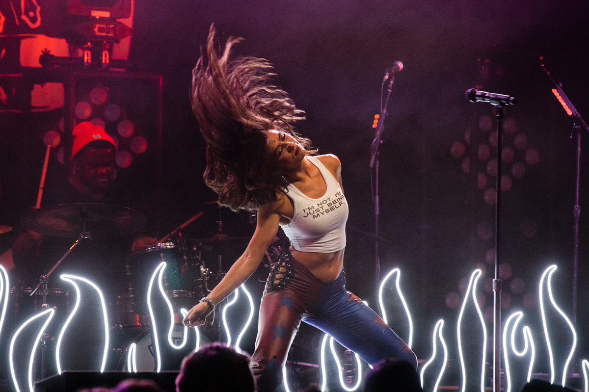 Welcome to 2020. <a href="/JordanCWDavis/">Jordan Davis Music</a> your FIRST #soldout show on the #TroubleTownTour with <a href="/KassiAshton/">KASSI ASHTON</a> CONGRATS🎉 #SnowDay 

✨ <a href="/ACMawards/">ACM Awards</a> #LiftingLives