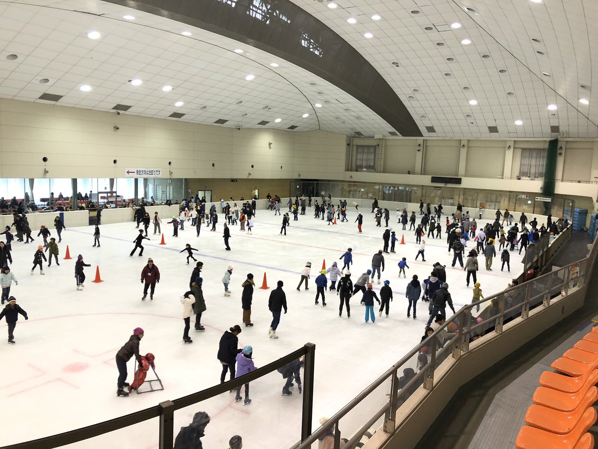 宇都宮市スケートセンター 宇都宮市スケートセンターです 三連休の日曜13時半の混雑状況をお知らせします 駐車場は満車で貸靴も殆どのサイズが欠品です 間も無く入場制限になりそうです スケート 宇都宮スケート