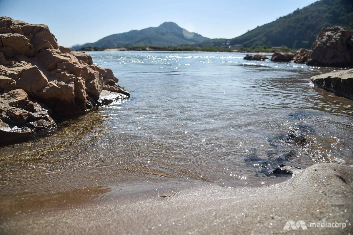 Jack Board On Twitter Something Strange Is Happening To The Mekong River Travelling To Laos And Northern Thailand Instead Of The River S Murky Brown Colour The Water Is Clear And Reflecting Blue
