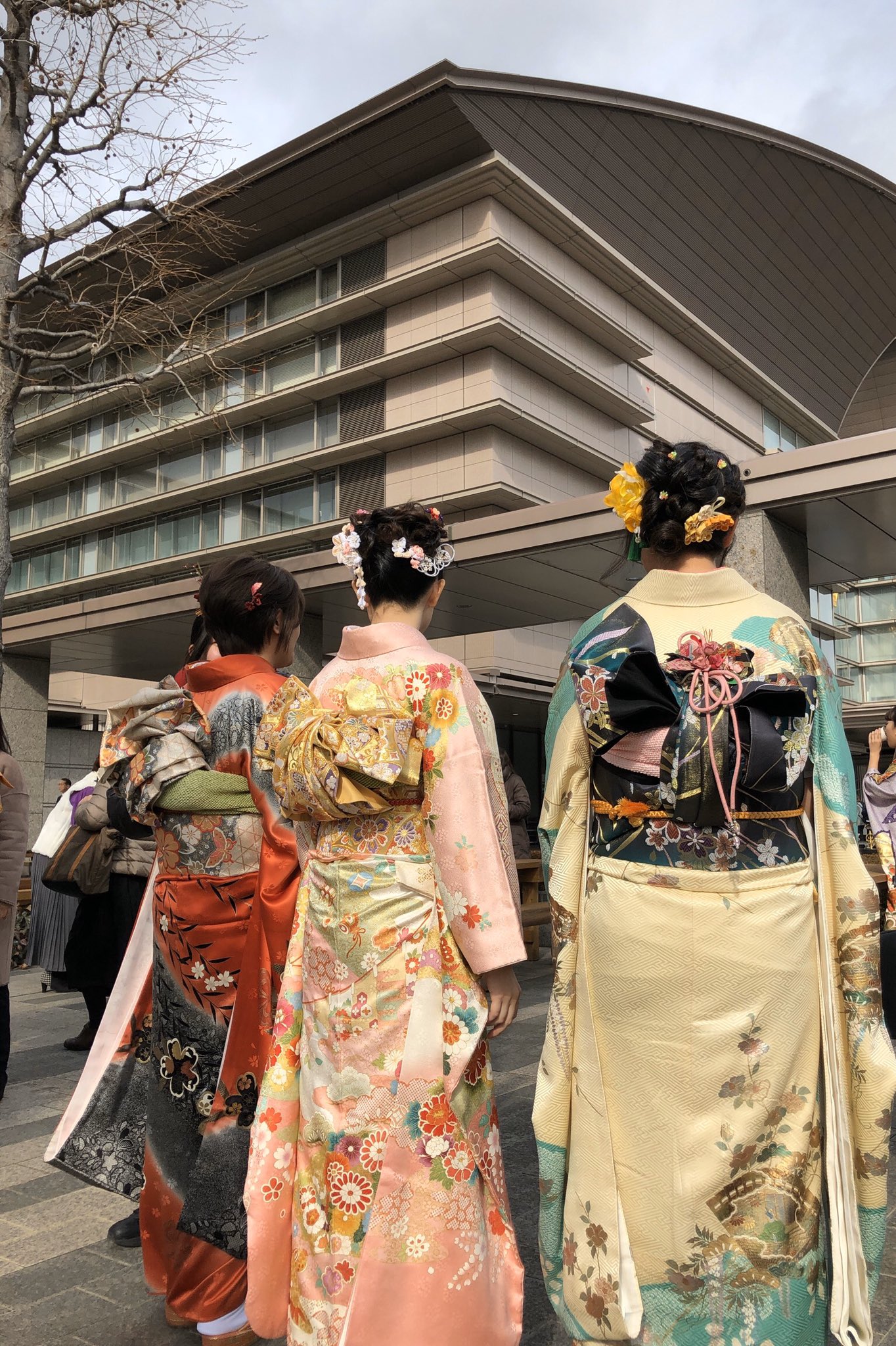 真如苑インフォメーション 応現院を中心に全国の依処で成人式が行われました 今年も青年会がお祝いの餅つきをして お汁粉をふるまいました T Co Bfk0d4yesw Twitter