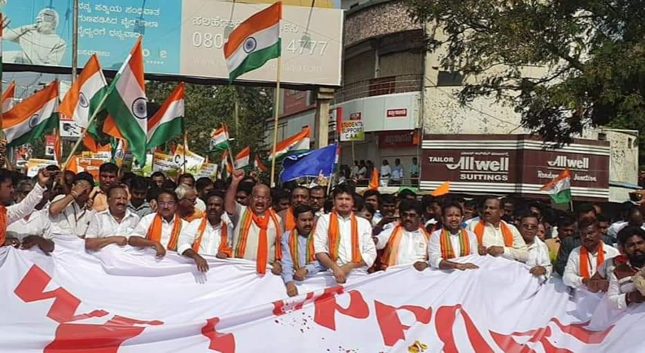 AppuGoudru's tweet photo. ಕಲಬುರಗಿ ನಗರದಲ್ಲಿ ನಡೆದ ಪೌರತ್ವ ತಿದ್ದುಪಡಿ ಕಾಯ್ದೆ ಕುರಿತ ಜನ ಜಾಗೃತಿ ಬೃಹತ್ ಸಮಾವೇಶದಲ್ಲಿ  ನಮ್ಮೆಲರ  ಮೆಚ್ಚಿನ ಜನಪ್ರಿಯ ಶಾಸಕರಾದ ಶ್ರೀ ದತ್ತಾತ್ರೇಯ ಸಿ  ಪಾಟಿಲ ರೇವೂರ ಅವರು  ಭಾಗವಹಿಸಿದರು ಮತ್ತು ಸಾವಿರಾರು  ಸಂಖ್ಯೆಯಲ್ಲಿ ಜನರು ಪಾಲ್ಗೊಂಡು ಪೌರತ್ವ ತಿದ್ದುಪಡಿ ಕಾಯ್ದೆಗೆ ಬೆಂಬಲ ಸೂಚಿಸಿದರು. https://t.co/dduQB77Rsk