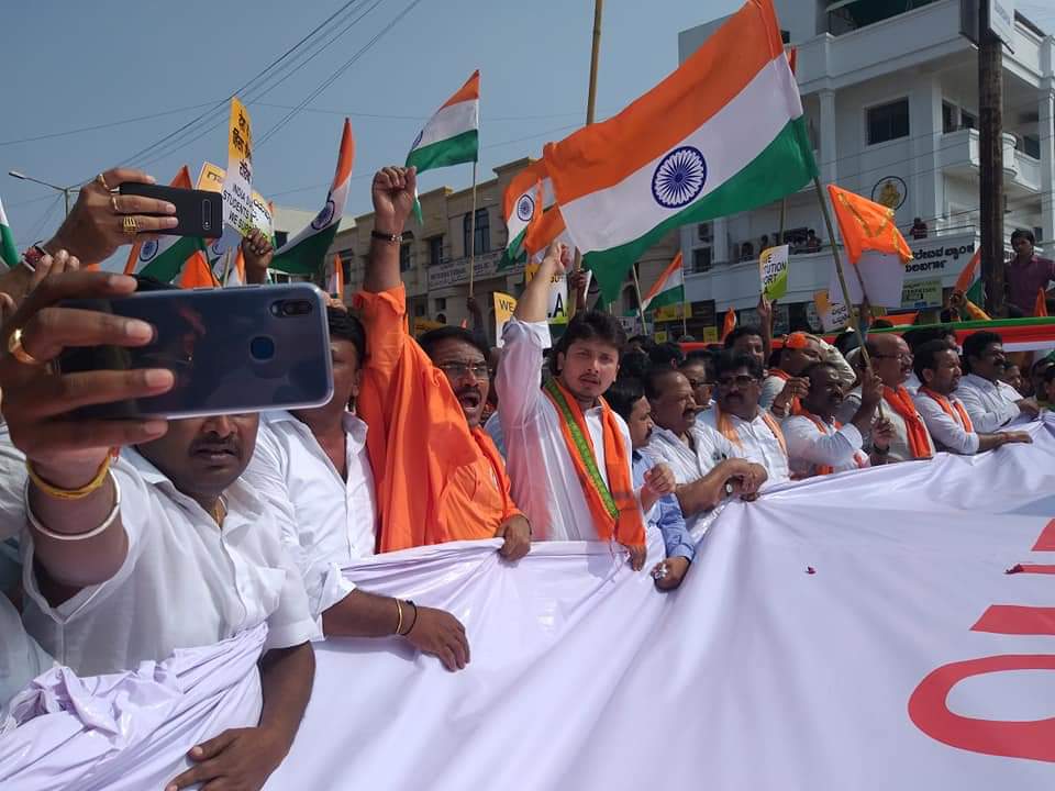 AppuGoudru's tweet photo. ಕಲಬುರಗಿ ನಗರದಲ್ಲಿ ನಡೆದ ಪೌರತ್ವ ತಿದ್ದುಪಡಿ ಕಾಯ್ದೆ ಕುರಿತ ಜನ ಜಾಗೃತಿ ಬೃಹತ್ ಸಮಾವೇಶದಲ್ಲಿ  ನಮ್ಮೆಲರ  ಮೆಚ್ಚಿನ ಜನಪ್ರಿಯ ಶಾಸಕರಾದ ಶ್ರೀ ದತ್ತಾತ್ರೇಯ ಸಿ  ಪಾಟಿಲ ರೇವೂರ ಅವರು  ಭಾಗವಹಿಸಿದರು ಮತ್ತು ಸಾವಿರಾರು  ಸಂಖ್ಯೆಯಲ್ಲಿ ಜನರು ಪಾಲ್ಗೊಂಡು ಪೌರತ್ವ ತಿದ್ದುಪಡಿ ಕಾಯ್ದೆಗೆ ಬೆಂಬಲ ಸೂಚಿಸಿದರು. https://t.co/tbhOZGX3DA