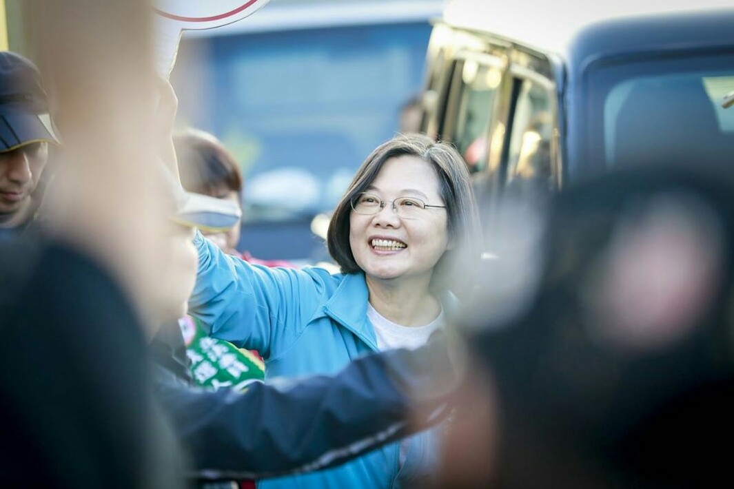 Nonpak2's tweet photo. สำหรับการเลือกตั้งทั่วไปที่ผ่านมา 11-มค.-2020 มีผู้ออกมาใช้สิทธิ์เลือกตั้งราว 74.90% (+8.63%)

การเลือกตั้งครั้งนี้ผลปรากฎว่า 
ไช่อิงเหวิน (蔡英文) ชนะการเลือกตั้งเป็น ประธานาธิบดีหญิงไต้หวันสมัยที่ 2 
8,170,231  (57.13%) ชนะคู่เเข่ง หาน-กั๋วยุ๋ย (韓國瑜) 5,522,119 (38.61%) https://t.co/Bidk63Uiq5