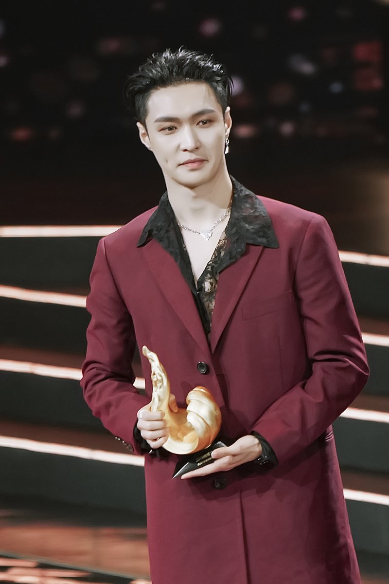 allkpop's tweet photo. EXO's Lay sweeps Chinese end-of-the-year awards
 https://t.co/8NRvvwxd8d https://t.co/YfnG1ayirc