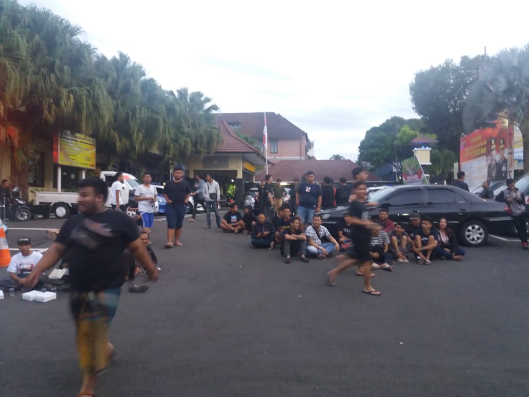 Menanggapi keluhan masyarakat, Polresta Malang Kota langsung menggelar razia balap liar dan berhasil mengamankan puluhan mobil dan motor yang disinyalir melakukan aksi balap liar di Jl. Soekarno Hatta pada Minggu dinihari 12 Januari 2020.

m.facebook.com/story.php?stor…

#sabharamakota