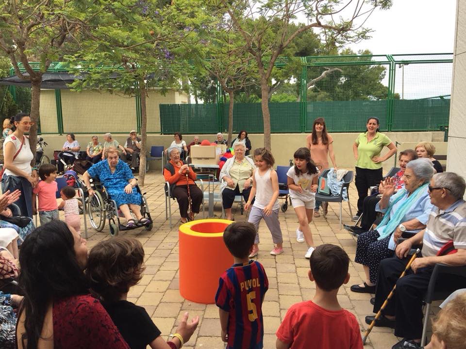 Tecletes's tweet photo. #tecletes #tarragona 
Demà a les 17h, primera trobada de l'any amb els avis i àvies del #projecteHoritzons. Porteu els jocs de taula que us hagin portat ses magestats els Reis Mags d'Orient que jugarem plegats!
Voleu participar del #projecteHoritzons?
https://t.co/B8QkEvF9xk https://t.co/lhCa9Pgksx