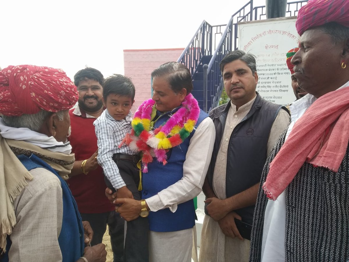 ErPukhrajgarg's tweet photo. आज शेरगढ़ विधानसभा क्षेत्र के शेरगढ़ सर्कल पर डॉ. भीमराव अंबेडकर साहब के स्मारक जाकर उनको माला पहनाकर कर श्रद्धांजलि अर्पित एवँ नमन कर आशीर्वाद प्राप्त किया व साथ सभी #रालोपा कार्यकर्ता उपस्थित रहे।
#ErPukhrajGarg
#StatePresidentRLP #MLABhopalgarh
#RLPTeamRajasthan https://t.co/LbMwN4vnGG