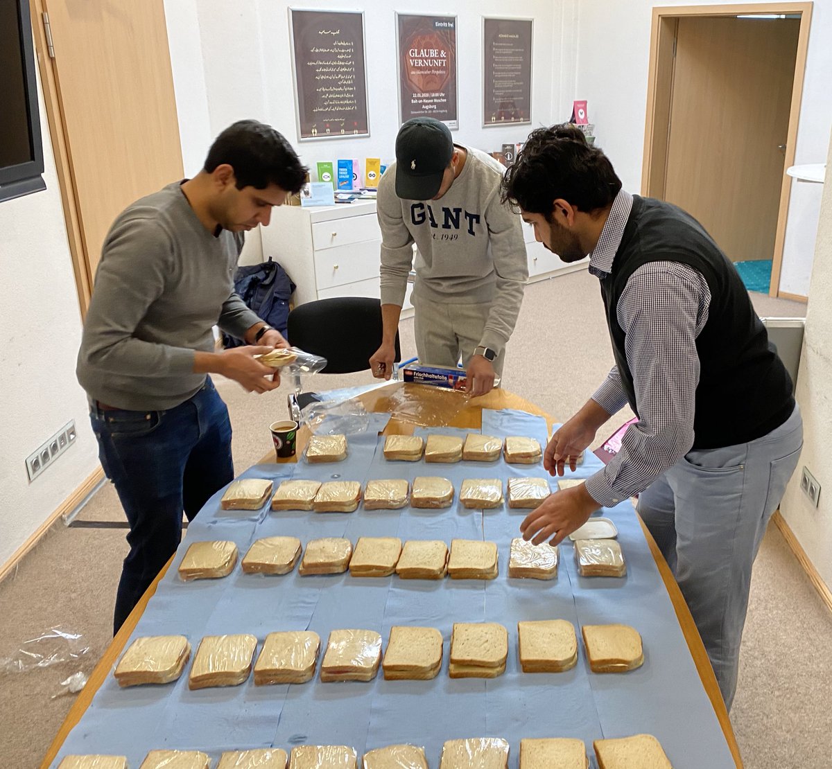 MKAAugsburg's tweet photo. Ahmadiyya Muslim Jugend Zahlreiche Khuddam sind dieses Wochenende unterwegs und helfen bedürftigen Menschen in den kalten Tagen mit einem Heißgetränk und Snacks Die #Obdachlosenspeisung #Augsburg #islam #muslimestarten2020 #Solidarität #KommIssMitUns @AhmadiyyaJugend https://t.co/ju0QvojoYw