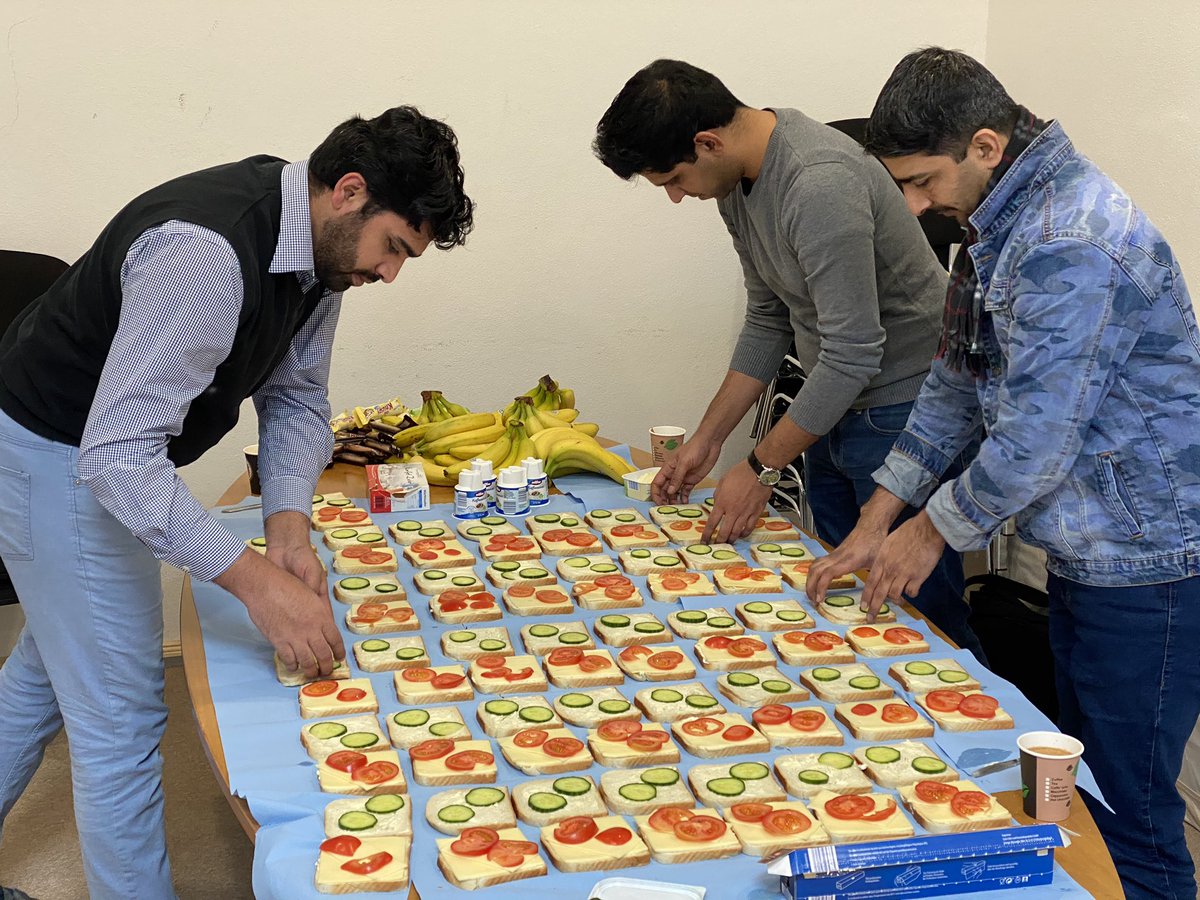 MKAAugsburg's tweet photo. Ahmadiyya Muslim Jugend Zahlreiche Khuddam sind dieses Wochenende unterwegs und helfen bedürftigen Menschen in den kalten Tagen mit einem Heißgetränk und Snacks Die #Obdachlosenspeisung #Augsburg #islam #muslimestarten2020 #Solidarität #KommIssMitUns @AhmadiyyaJugend https://t.co/ju0QvojoYw