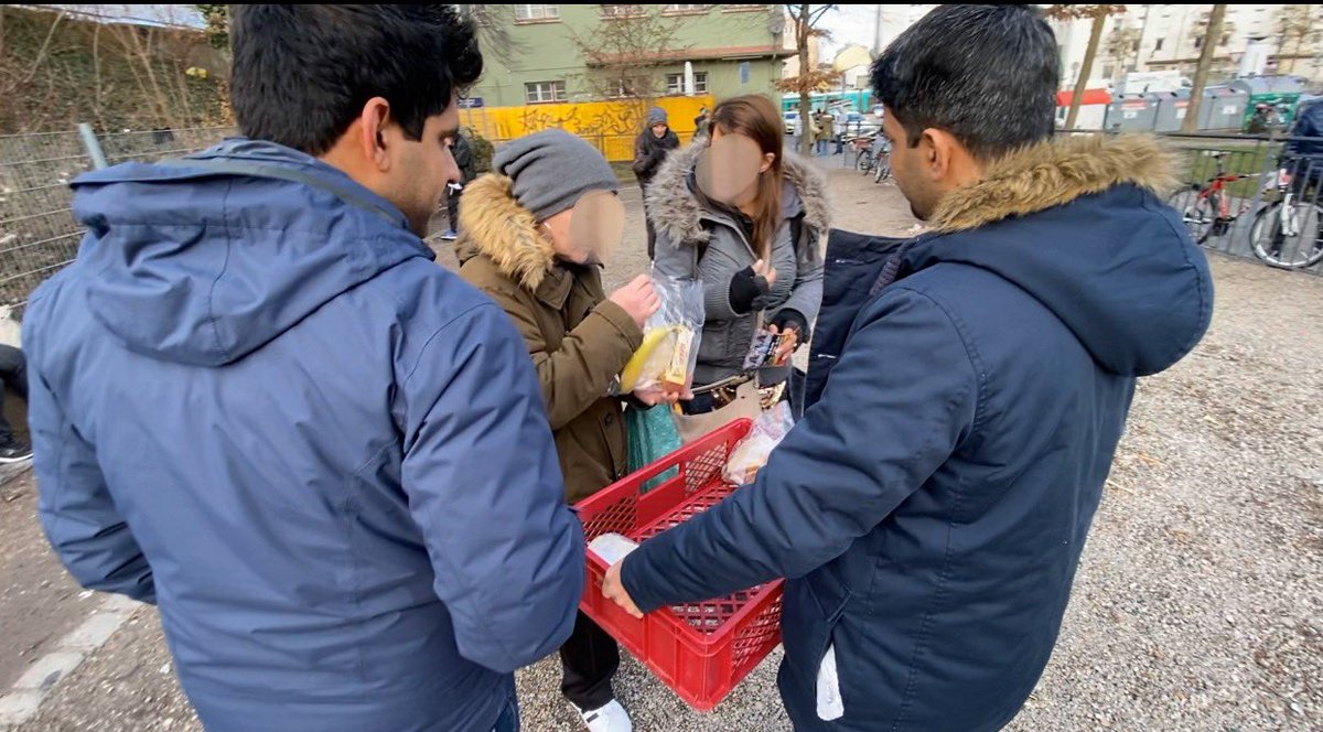 MKAAugsburg's tweet photo. Ahmadiyya Muslim Jugend Zahlreiche Khuddam sind dieses Wochenende unterwegs und helfen bedürftigen Menschen in den kalten Tagen mit einem Heißgetränk und Snacks Die #Obdachlosenspeisung #Augsburg #islam #muslimestarten2020 #Solidarität #KommIssMitUns @AhmadiyyaJugend https://t.co/ju0QvojoYw