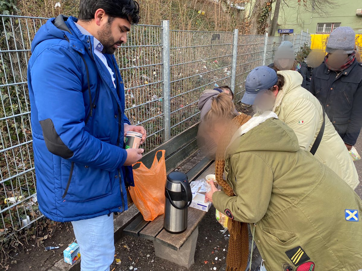 MKAAugsburg's tweet photo. Ahmadiyya Muslim Jugend Zahlreiche Khuddam sind dieses Wochenende unterwegs und helfen bedürftigen Menschen in den kalten Tagen mit einem Heißgetränk und Snacks Die #Obdachlosenspeisung #Augsburg #islam #muslimestarten2020 #Solidarität #KommIssMitUns @AhmadiyyaJugend https://t.co/ju0QvojoYw