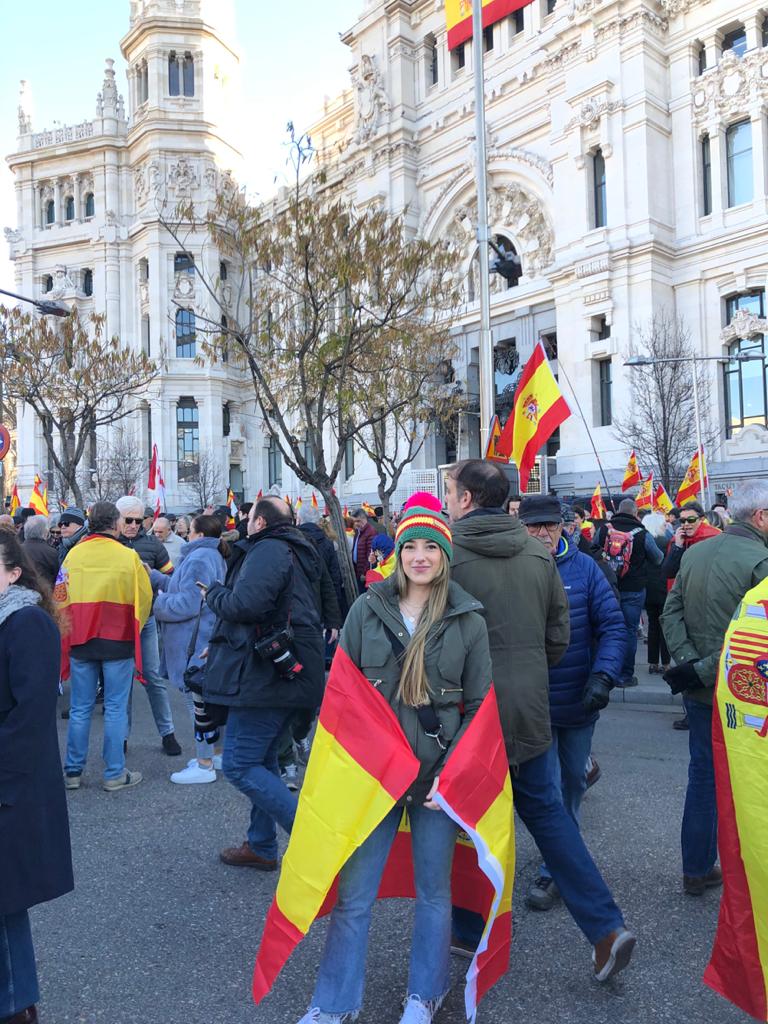 rebecacrespo_'s tweet photo. Aquí estamos los que no queremos quedarnos callados ante la traición de Sánchez. Seguiremos diciendo que no al gobierno de la anti España #EspanaExiste https://t.co/tgsDQXWZTd