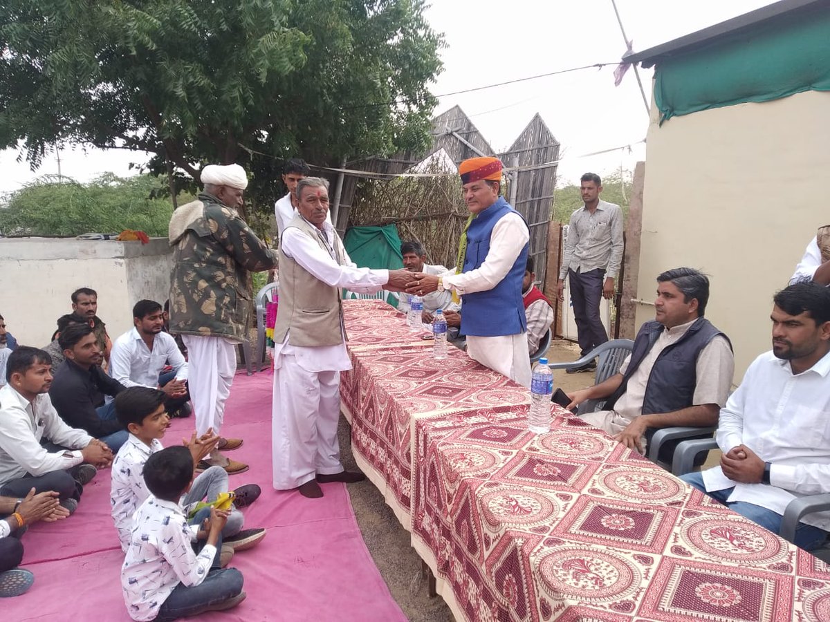 ErPukhrajgarg's tweet photo. आज शेरगढ़ विधानसभा क्षेत्र के गांव शेरगढ़ में #रालोपा कार्यकर्ताओं एवँ ग्रामवासियों द्वारा भव्य स्वागत करने एवं खूब प्यार स्नेह देने के लिए सभी का आभार।
#ErPukhrajGarg
#StatePresidentRLP #MLABhopalgarh
#RLPTeamRajasthan https://t.co/2RvEIbR3D4
