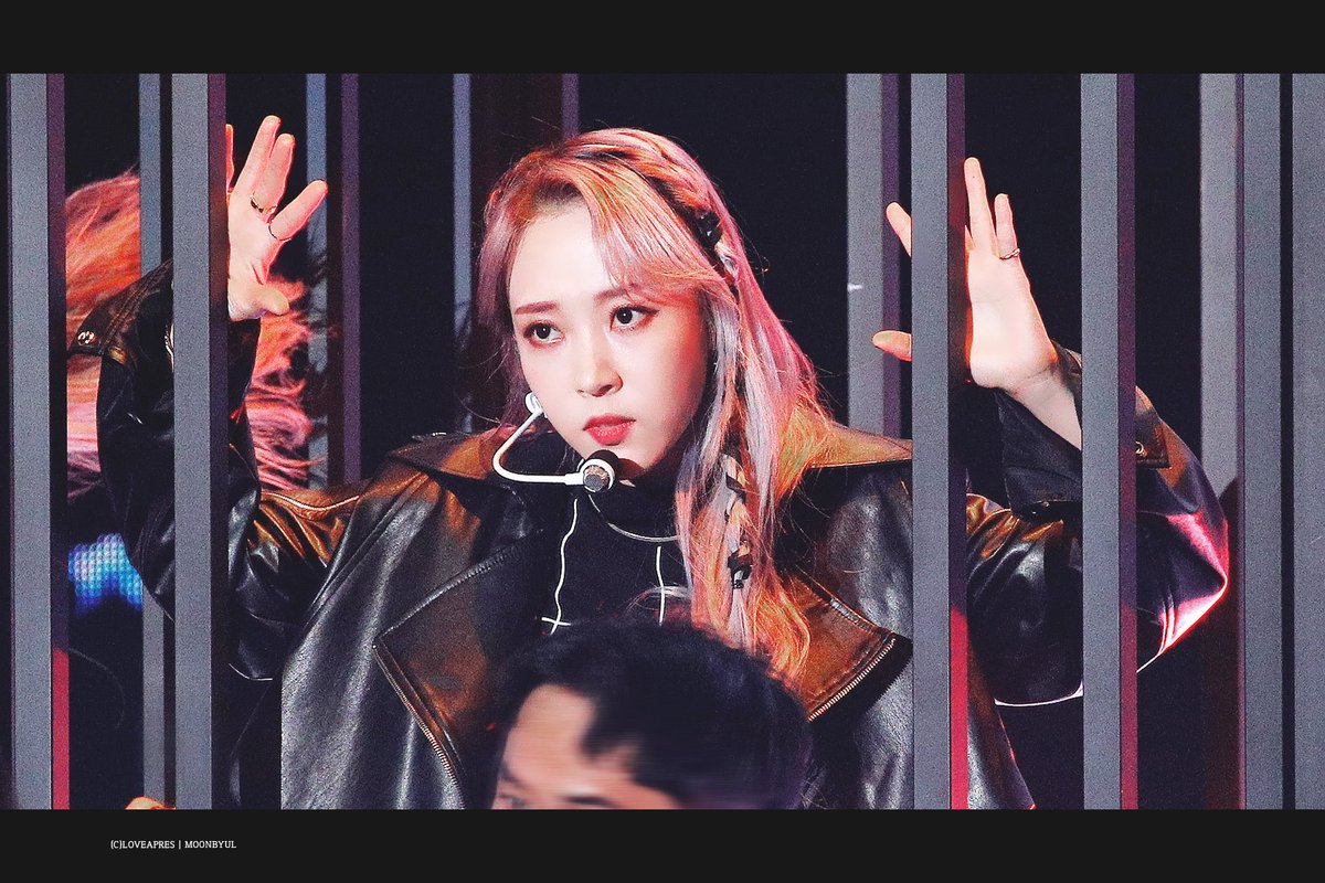 loveapres's tweet photo. 200104 #문별 #마마무 #moonbyul @RBW_MAMAMOO 
요즘 등산 최고봉이 문별이 콧대라며🥺 https://t.co/3eYz9RVJny