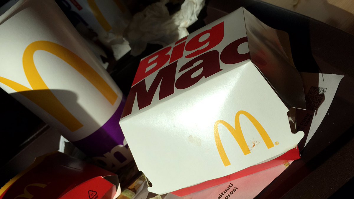 jooool8's tweet photo. in 2020 imma start working out &amp; imma start eating healthy there. are no excuses      also me : https://t.co/cp5ZOHD20Q