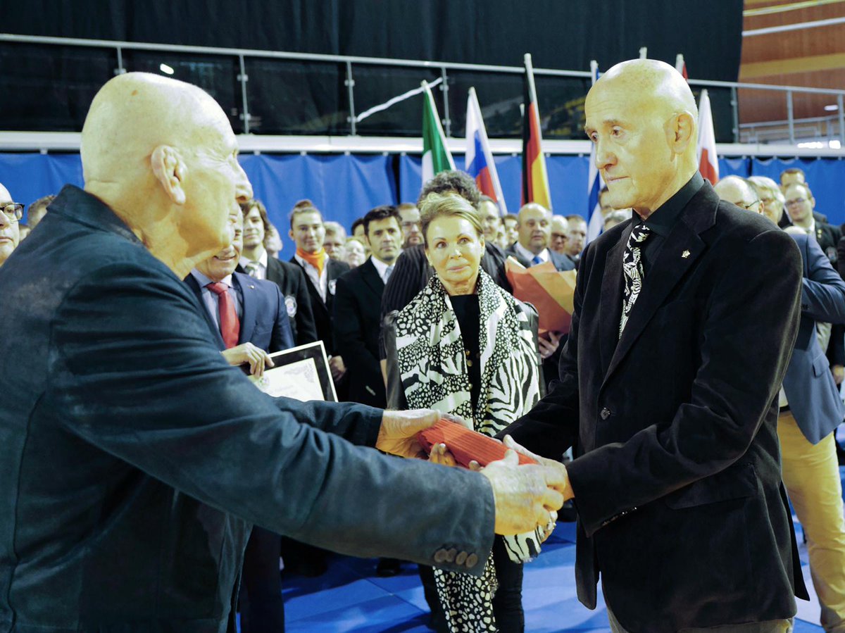 judobond's tweet photo. Eerder vandaag heeft Jan Snijders als vijfde Nederlander ooit de 9e dan uitgereikt gekregen. "Ik had dit niet verwacht. Ik vind het een grote eer om dit in mijn eigen district te ontvangen." https://t.co/0KKWgoYcGb https://t.co/UaUMXmV9ni