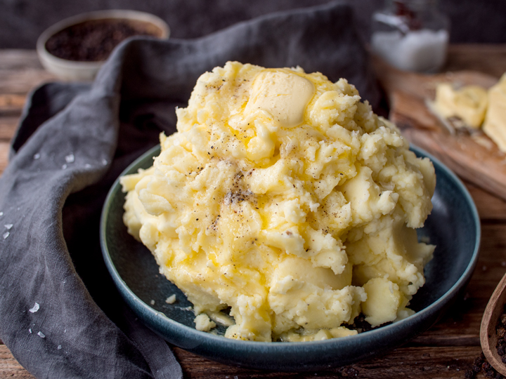 Creamy smooth mashed potatoes that are so good they are the BEST side dish, although, I’ve been known to eat them for dinner on their own!!  This is my step by step guide showing you how to make mashed potatoes. kitchensanctuary.com/perfect-mashed… #potato #mashedpotato #side