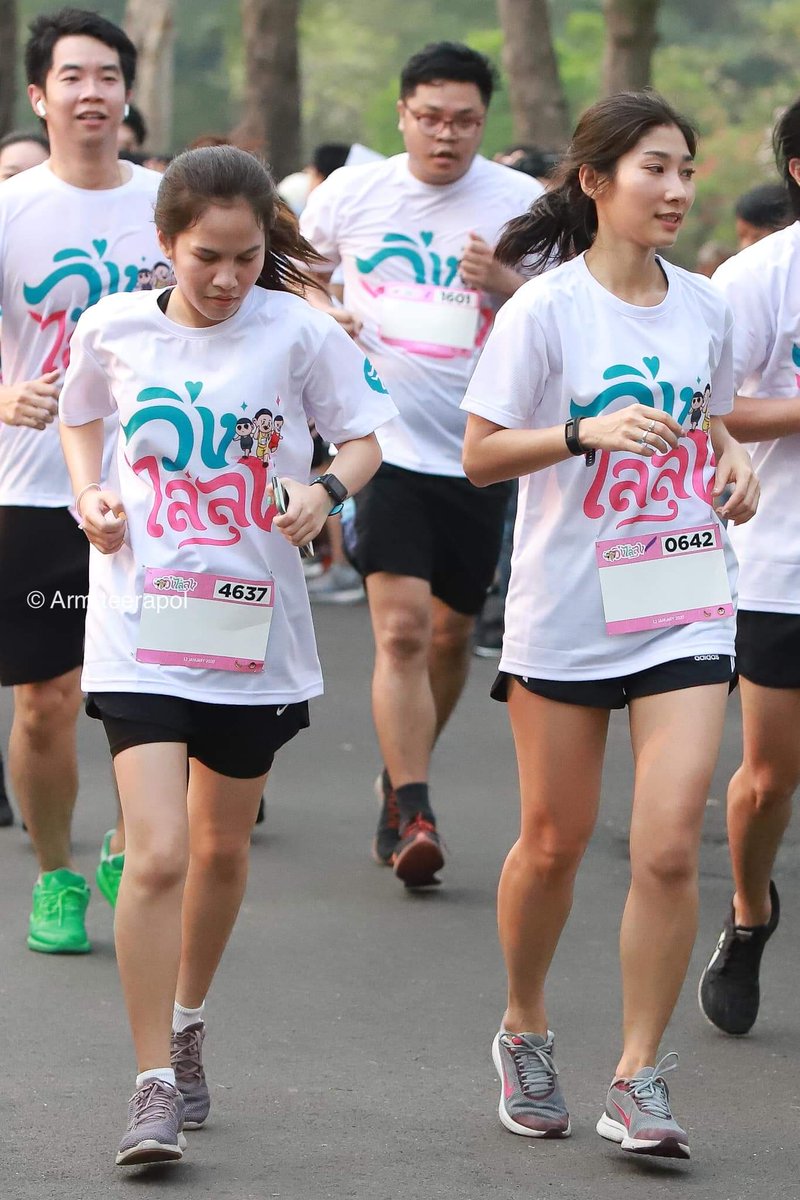 Kan6919's tweet photo. #วิ่งไล่ลุง                 #เดินเชียร์ลุง
คนรุ่นใหม่                คนรุ่นเก่า
สร้างสรรค์               ดักดาน
เปลี่ยนสู่สิ่งที่ดี         งมงายอยู่ในกะลา
😍😍😍😍           😡😡😡😡 https://t.co/D5gaNR2PMo