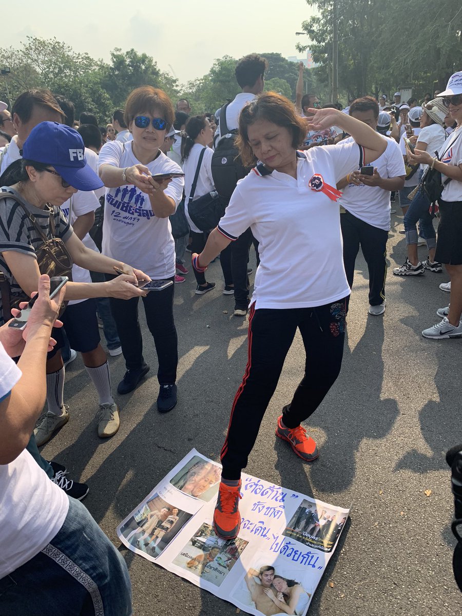 Kan6919's tweet photo. #วิ่งไล่ลุง                 #เดินเชียร์ลุง
คนรุ่นใหม่                คนรุ่นเก่า
สร้างสรรค์               ดักดาน
เปลี่ยนสู่สิ่งที่ดี         งมงายอยู่ในกะลา
😍😍😍😍           😡😡😡😡 https://t.co/D5gaNR2PMo