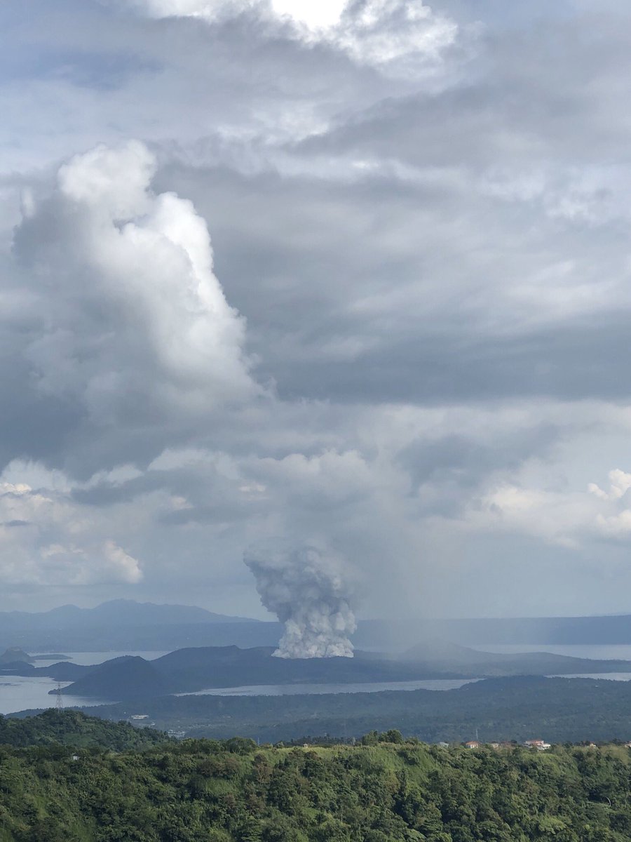 thevanillaco's tweet photo. Taal volcano erupting https://t.co/fr8GUQvLLK