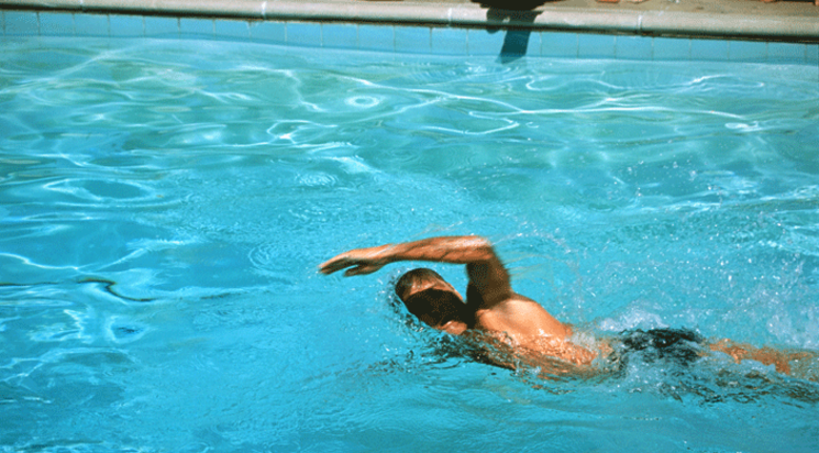 ZCornemuse's tweet photo. 1968 : aux sources du #NouvelHollywood, un film injustement méconnu, The Swimmer de Frank Perry, dans lequel #BurtLancaster décide de rentrer chez lui en nageant dans toutes les piscines sur son trajet. Beau, spirituel et avec une fin poignante ! https://t.co/heXD4DTi5y