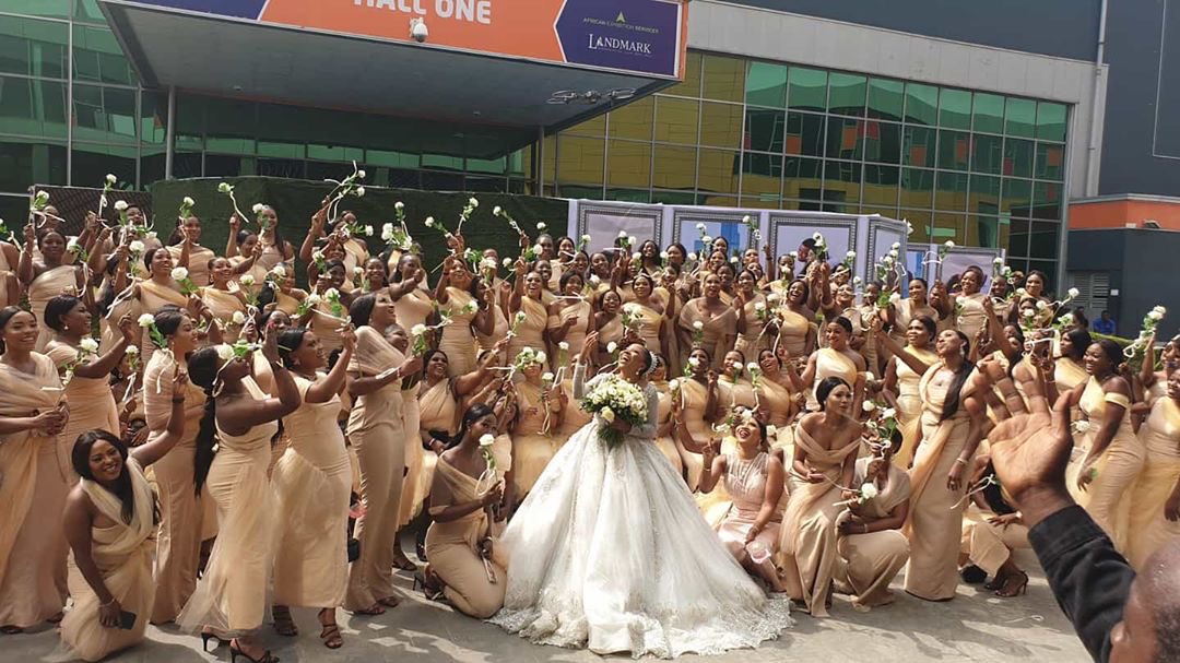 edemagbana's tweet photo. Sandra Ikeji, a Nigerian event planner, has broken the World Record for Most Bridesmaids with 200 bridesmaids at her wedding which was held in Lagos yesterday. https://t.co/CPARVtJV0g