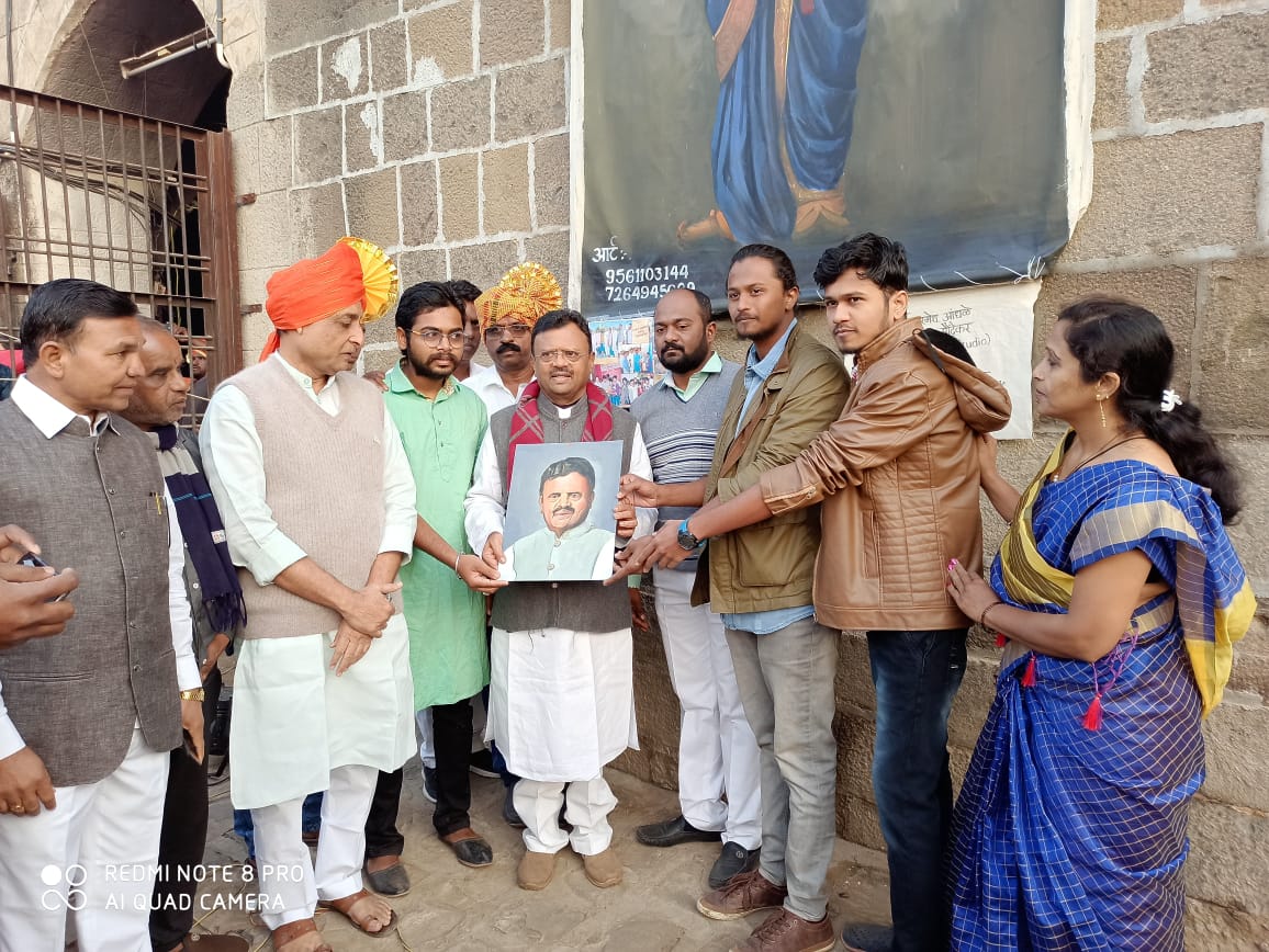DrShingnespeaks's tweet photo. आज सिंदखेडराजा येथे सकाळी राजमाता राष्ट्रमाता जिजाऊ जन्मोत्सव निमित्त त्यांच्या जन्मस्थळी जाऊन सहकुटुंब अभिवादन केले. या पवान भूमी चा लोकप्रतिनिधी म्हणून मी येणाऱ्या सर्व जिजाऊ भक्तांचा मनपूर्वक स्वागत करतो ! #जयजिजाऊ
@NCPspeaks @supriya_sule @Awhadspeaks @rajeshtope11 https://t.co/u4Tr5BapKf