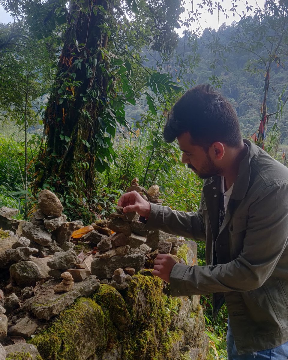 pavakunadkat's tweet image. ना हो चार दीवारें
फिर भी झरोखें खुले
बादलों के हो परदे
शाखें हरी, पंखा झलें, ना हो कोई तकरारें
अरे मस्ती, ठहाके चलें
प्यार के सिक्कों से महीने का खर्चा चले
दबे-दबे पाँव से, आये हौले-हौले ज़िन्दगी
होंठों पे कुण्डी चढ़ा के, हम ताले लगा के चल
गुमसुम तराने चुपके-चुपके गायें
#pavak