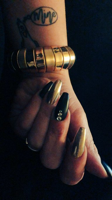 Hands dripping in gold ready to get on the decks had to show off my great nail work! #nailsonfleek #2020SoFar<a href="/tag/nailsonfleek"class="tags"><span>#nailsonfleek</span></a><a href="/tag/nailart"class="tags"><span>#nailart</span></a><a href="/tag/gold"class="tags"><span>#gold</span></a><a href="/tag/hands"class="tags"><span>#hands</span></a><a href="/tag/2020sofa"class="tags"><span>#2020sofa</span></a>
