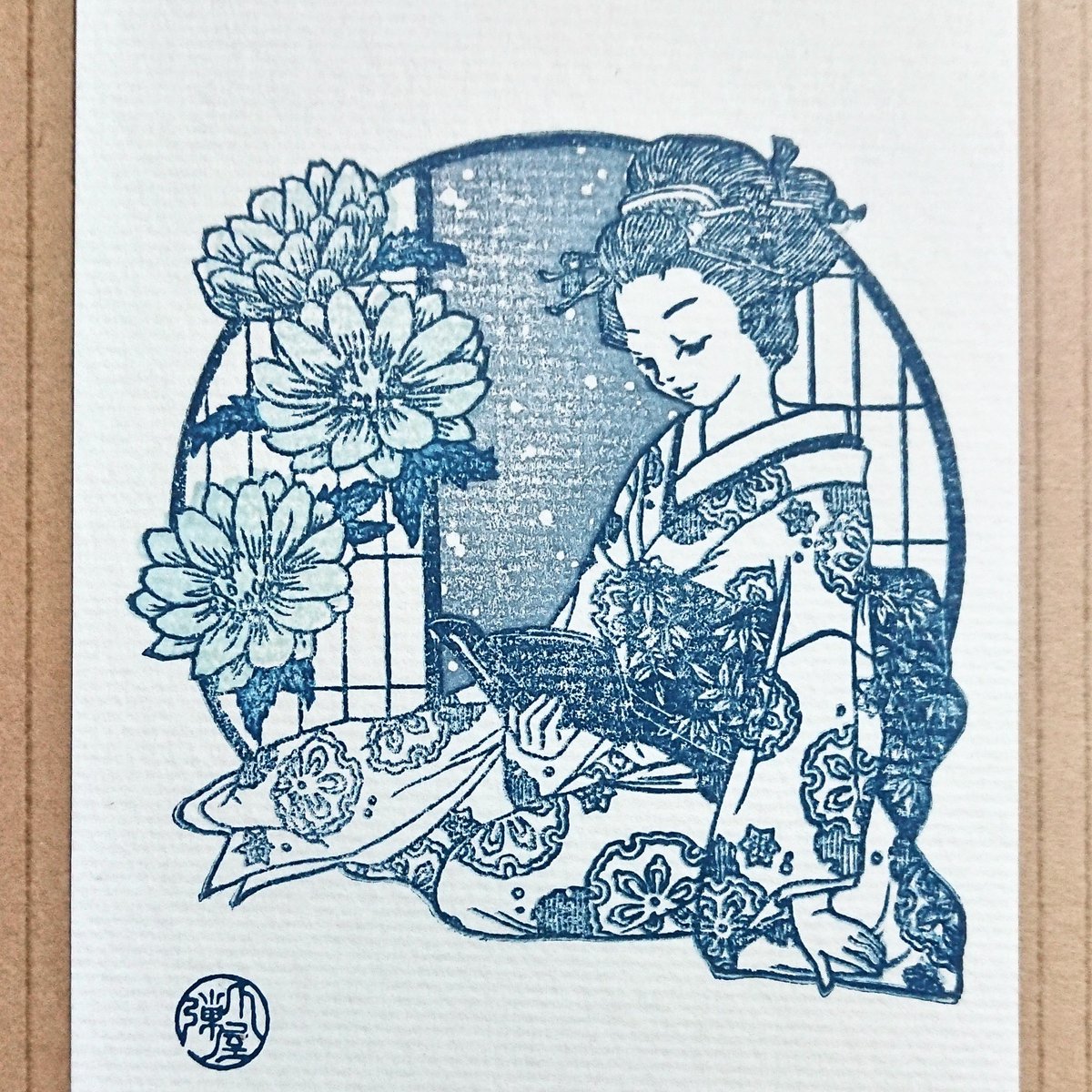 つまびきや 2 5 3 3栞展 とほん 藍摺絵 福寿草 浮世絵に倣って青インクのみで刷った 消しゴム版画 です 来週19日に京都みやこめっせで開催される 文学フリマ京都 にてポストカード仕立てで販売いたします 文学フリマ Bunfree 消しゴムはんこ
