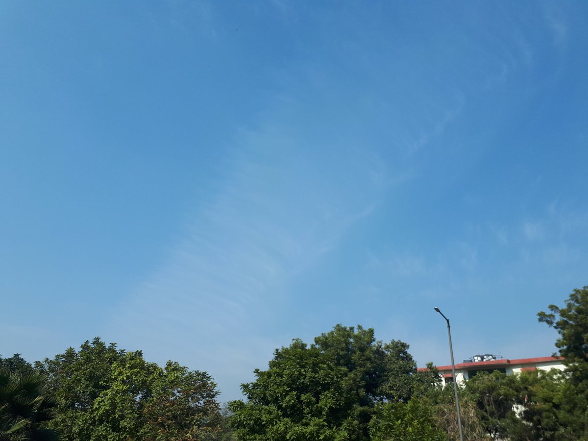 KaygeeAtWork's tweet photo. A glorious blue sky today but high levels of pollution still persists. 124 mu. gm / m3 indoor . But i had to let my guard down today and go for a long outdoor session with my daughter.. perils of Delhi https://t.co/3gpxg0Rtlx