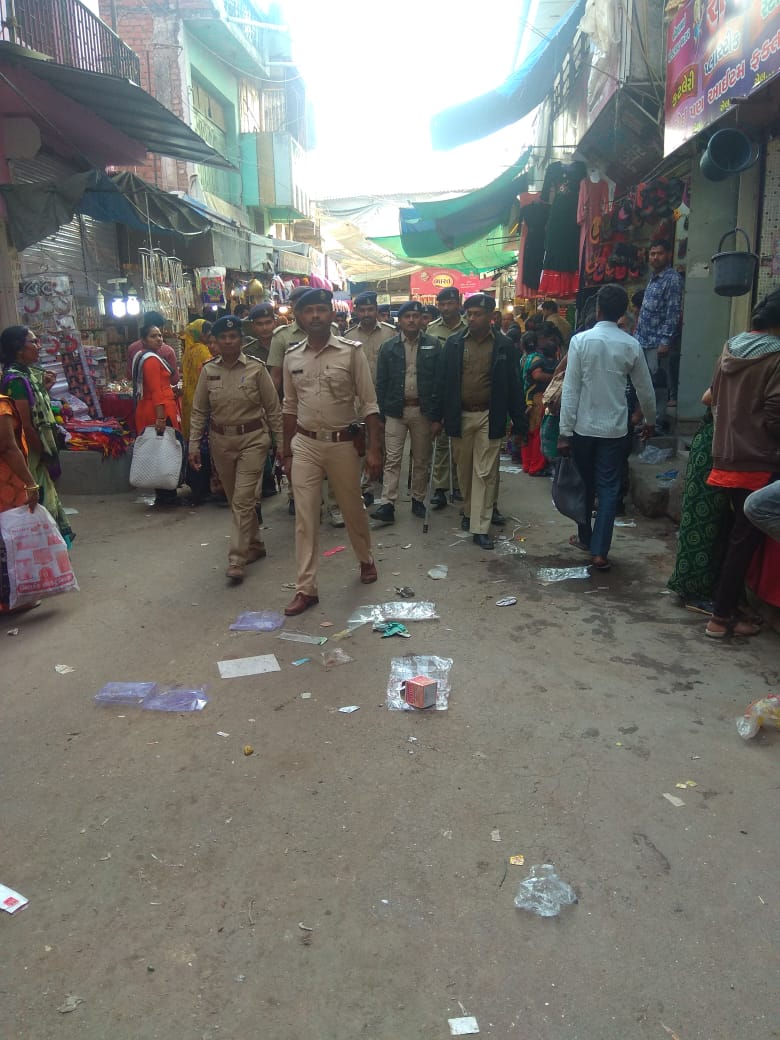 SP_Botad's tweet photo. બોટાદ જીલ્લાના તમામ પોલીસ સ્ટેશનના અધિકારી/કર્મચારી દ્રારા ફુટ પેટ્રોલીંગ કરી ચાઇનીજ દોરીનું ચેકીંગ કરવામાં આવ્યુ. https://t.co/AW0e00oGTx