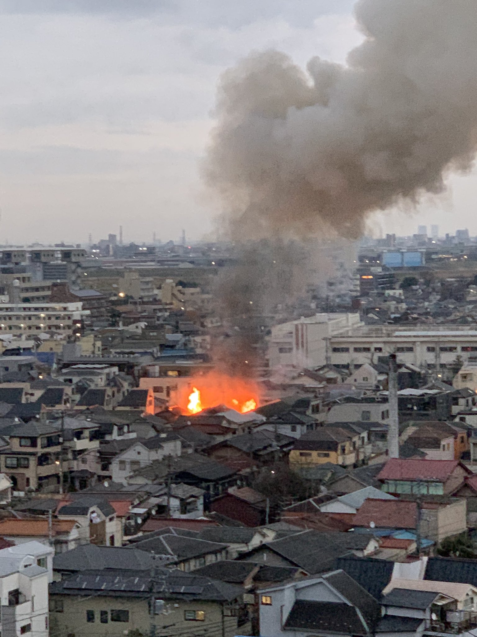 北区岩淵町の赤羽岩淵駅付近で火事が起きている現場の画像