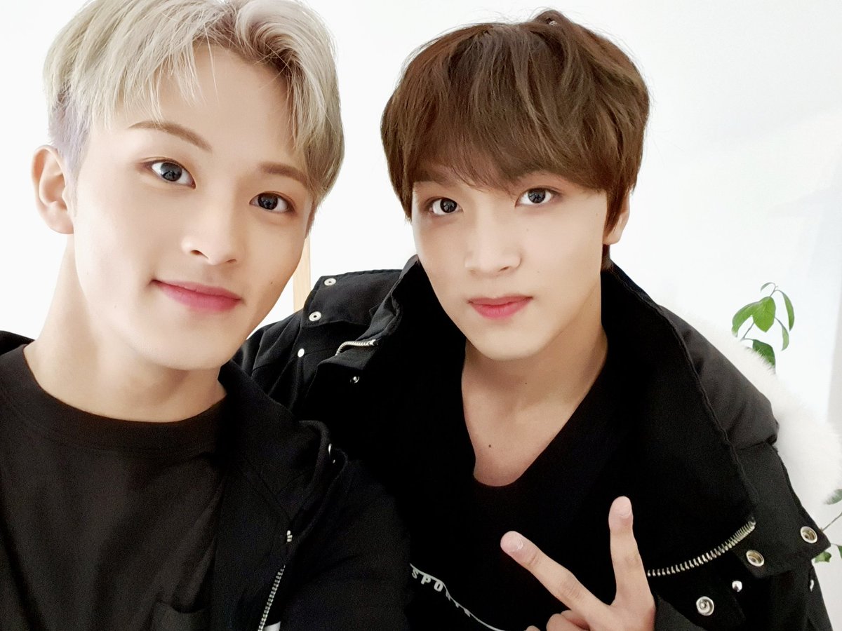 NCTsmtown_127's tweet photo. 시즈니이이이이이
오랜만이에요!
마크형과 기분이 좋아서 찍어봤어요  ㅎㅎ
저도 건강하게 잘 있으니까 여러분 아프면 안돼요!

#NCT #NCT127 
#MARK #HAECHAN https://t.co/JRFCYqPq7L