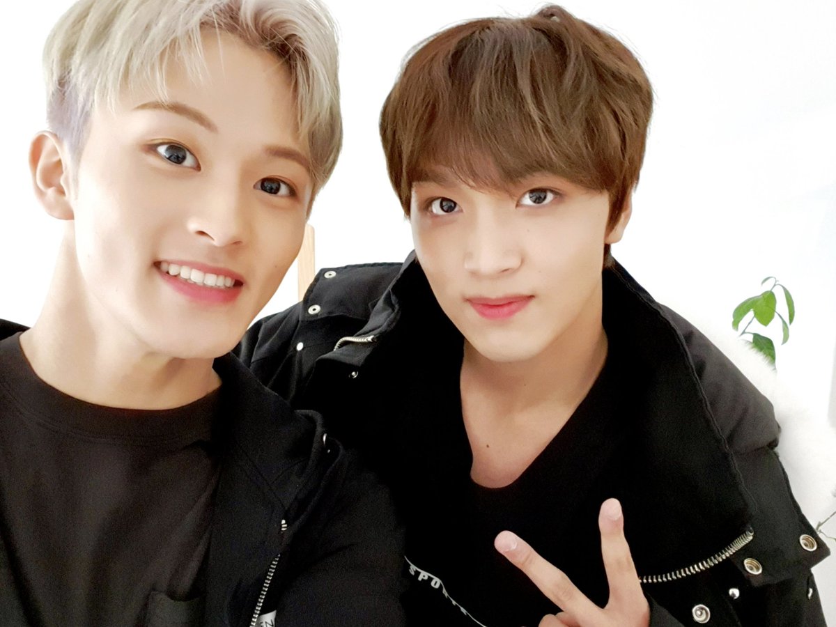 시즈니이이이이이
오랜만이에요!
마크형과 기분이 좋아서 찍어봤어요  ㅎㅎ
저도 건강하게 잘 있으니까 여러분 아프면 안돼요!

#NCT #NCT127 
#MARK #HAECHAN